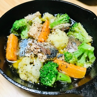 旨味感じる！鯖缶と冷凍野菜のお手軽アヒージョ